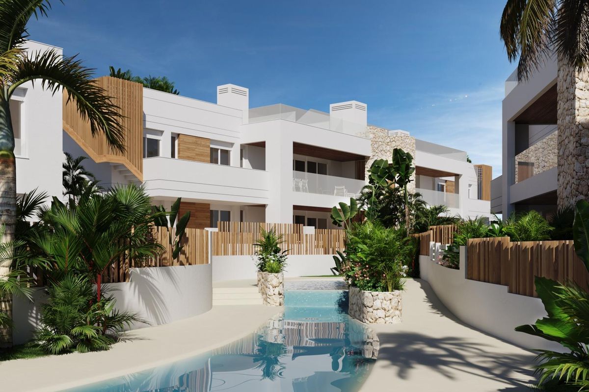 Buitenzicht op een modern bungalowcomplex in San Juan de los Terreros, omringd door weelderig groen.