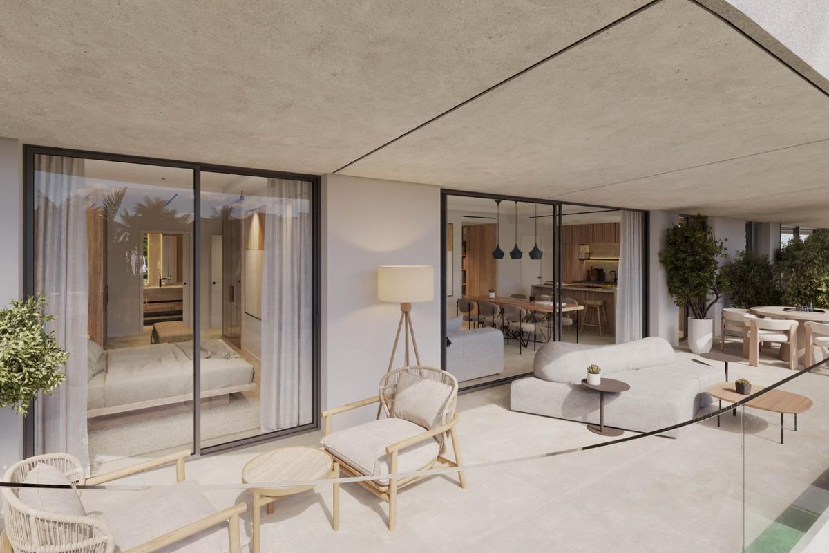 Gezellige terras met zitplaatsen met uitzicht op tuinen in een appartement op de begane grond in Estepona.