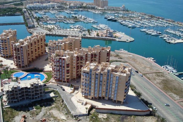 Luchtfoto van een modern appartementencomplex met zwembad bij de jachthaven in La Manga, Costa Calida.