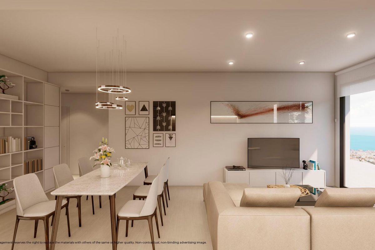 Interieur eet- en woonkamer van een penthouse in Benalmádena, met een stijlvolle tafel en voorzieningen.