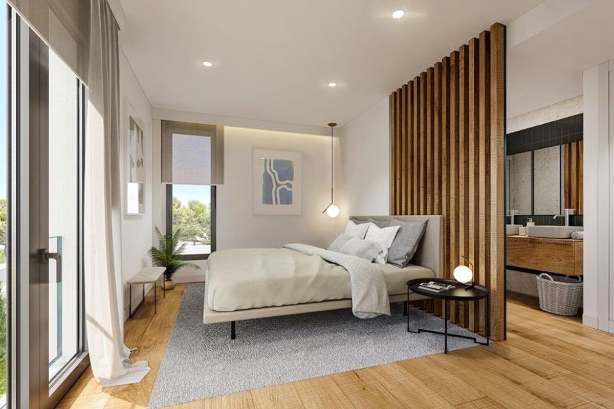 Chique master slaapkamer met hedendaagse decor en groot raam in de 3-slaapkamer villa in Finestrat.