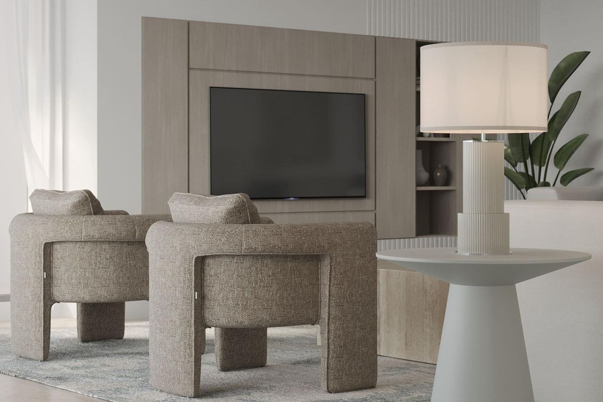 Detail van uitnodigende zitplaatsen en lamp in de woonkamer van het appartement in Estepona, met een warme sfeer.