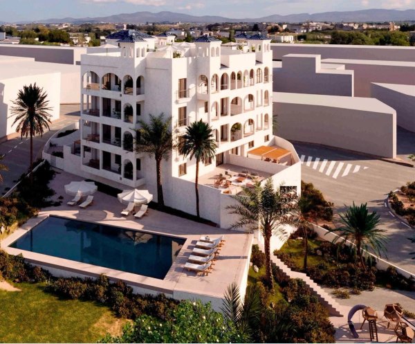 Buitenkant van een modern appartementencomplex met zwembad en aangelegde tuinen in Bigastro, Costa Blanca.