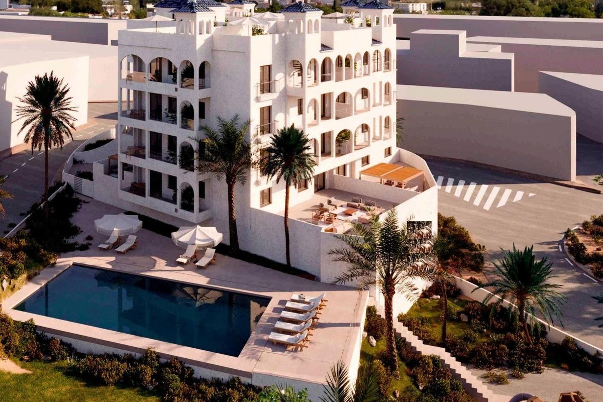 Buitenkant van een modern appartementencomplex met zwembad en aangelegde tuinen in Bigastro, Costa Blanca.