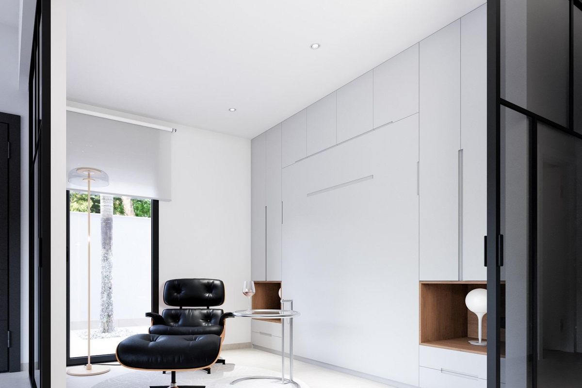 Moderne studeerkamer met strakke meubels en natuurlijk licht in een 3-slaapkamer huis gelegen in Pilar de La Horadada.