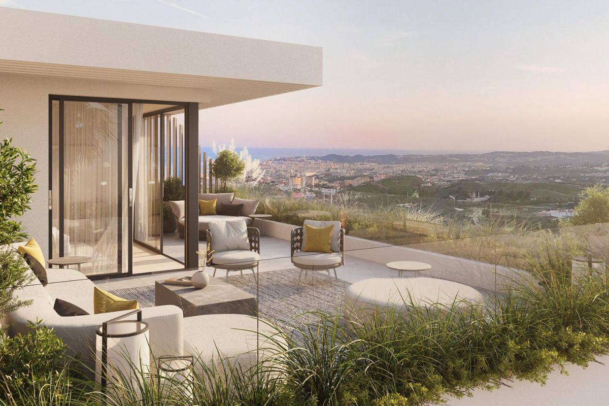 Stijlvolle terras zithoek met panoramisch uitzicht vanuit het penthouse in Mijas.