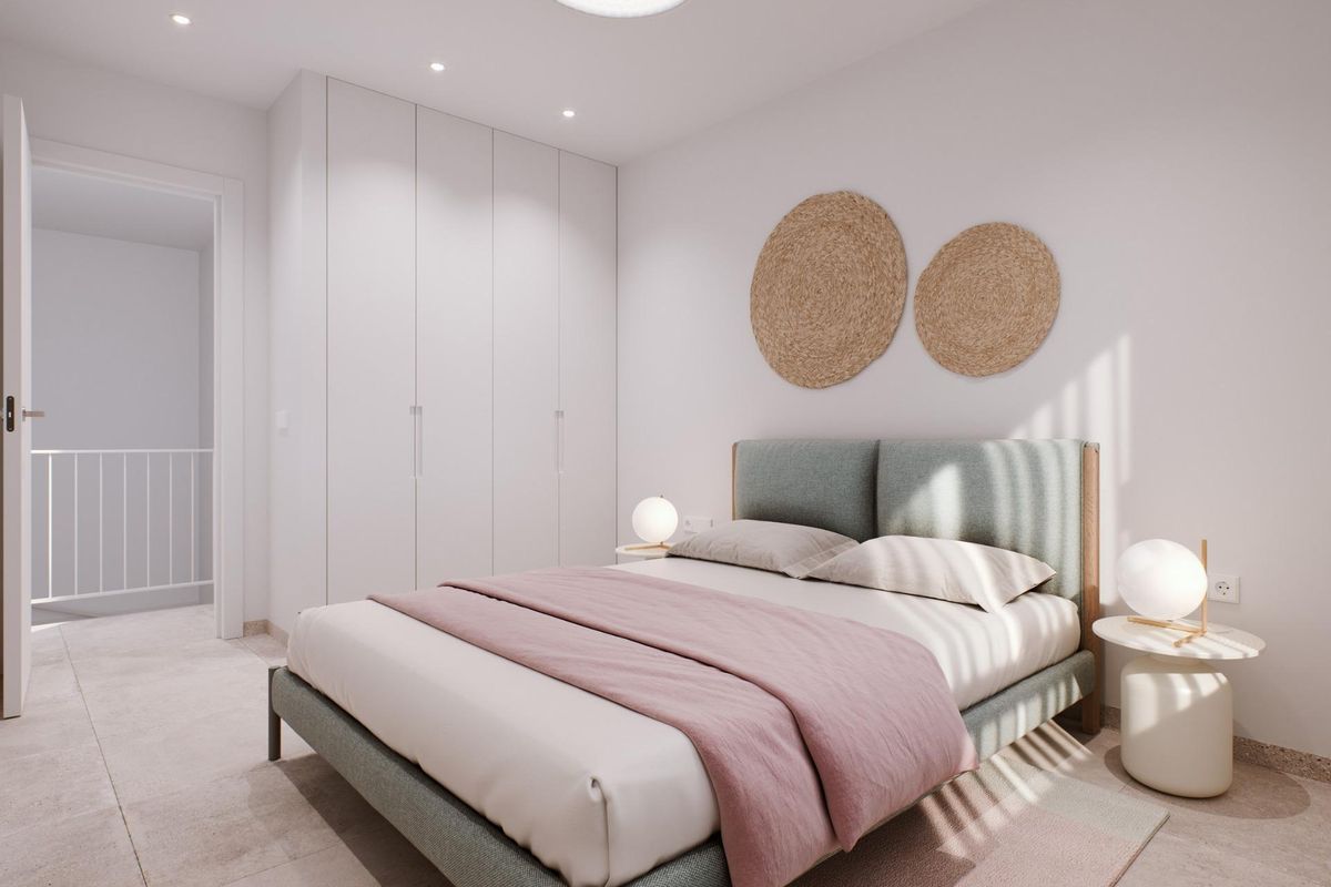 Stijlvolle slaapkamer in een rijtjeshuis in Pilar de La Horadada met moderne decoratie en zachte beddengoed.