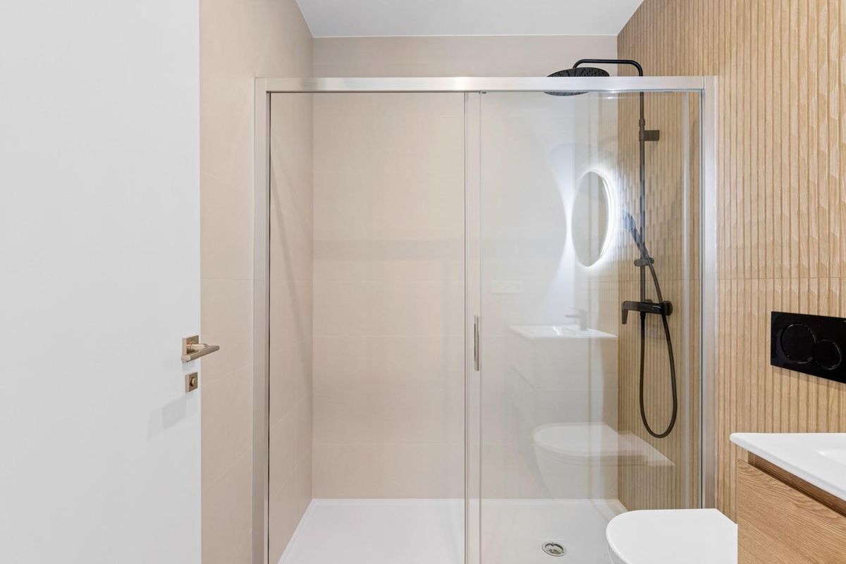 Strak badkamerontwerp in een 2-slaapkamer penthouse in Benijofar, uitgerust met moderne armaturen en voldoende licht.