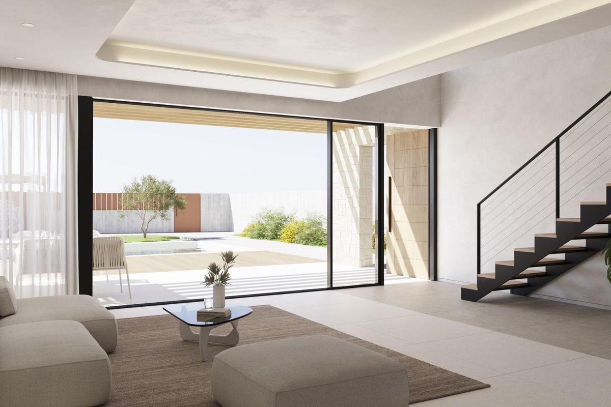 Heldere, open woonruimte met schuifdeuren naar het zwembad in een villa in Finestrat.