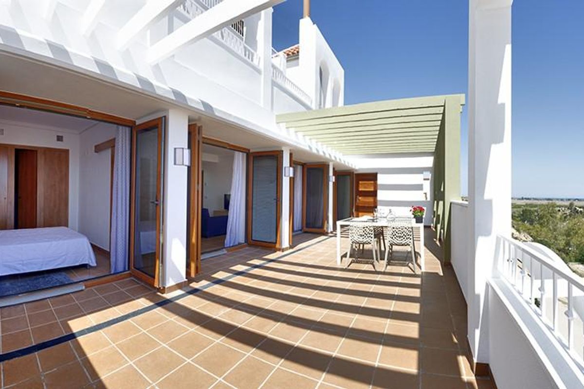 Buitenterras van een 2-slaapkamer appartement in Xeresa, met toegang tot prachtige uitzichten en ontspanningsruimte.