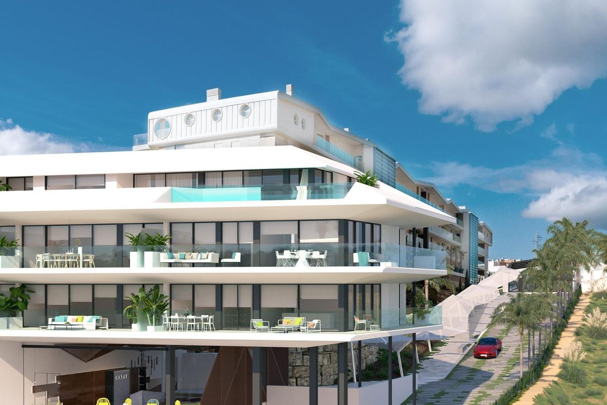 Stijlvolle gevel van een modern gebouw met balkons in Fuengirola, Costa del Sol, met een penthouse.