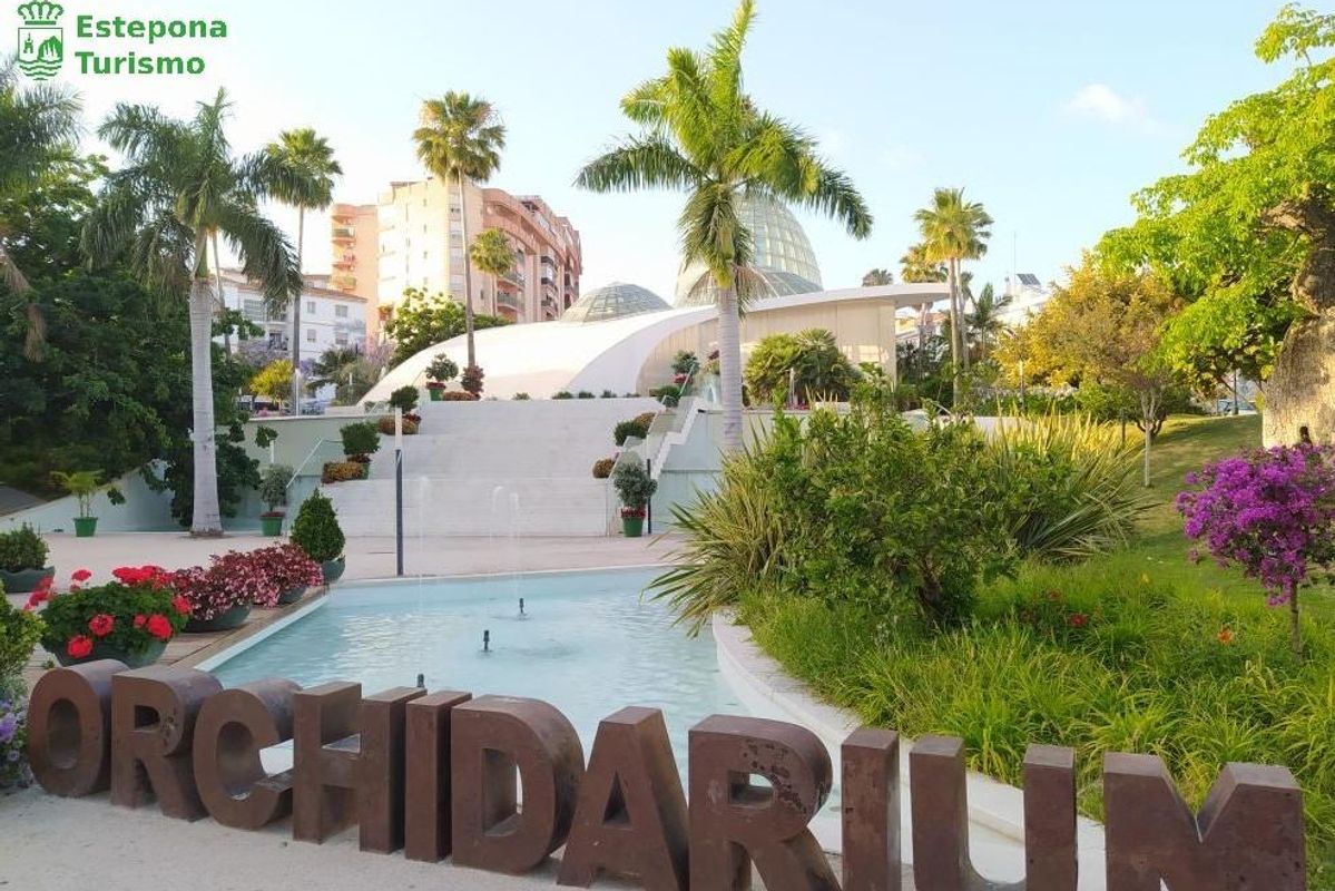 Prachtig Orchidiarium park in Estepona met weelderig groen en elegante structuren, perfect voor ontspanning.