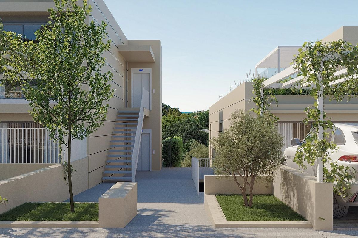 Buitenzicht op een stijlvol appartementcomplex op de begane grond met groene beplanting in Marbella, Spanje.