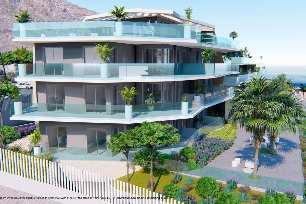 Buitenzicht op een moderne 3-slaapkamer penthouse in Benalmádena, met groenvoorzieningen en terrasruimte.
