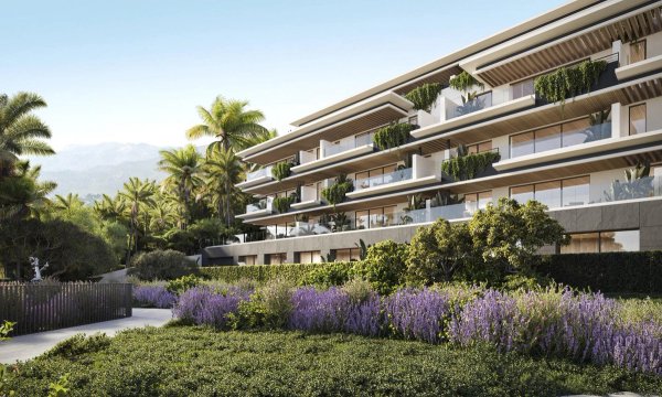 Beganegrond appartement in Mijas omgeven door weelderige tuinen en palmbomen aan de Costa del Sol.