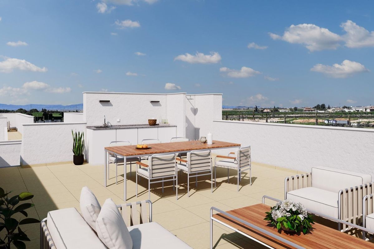 Ruime eetruimte op het dakterras met tafel en prachtig uitzicht, perfect voor entertainment in Torre Pacheco, Costa Calida.