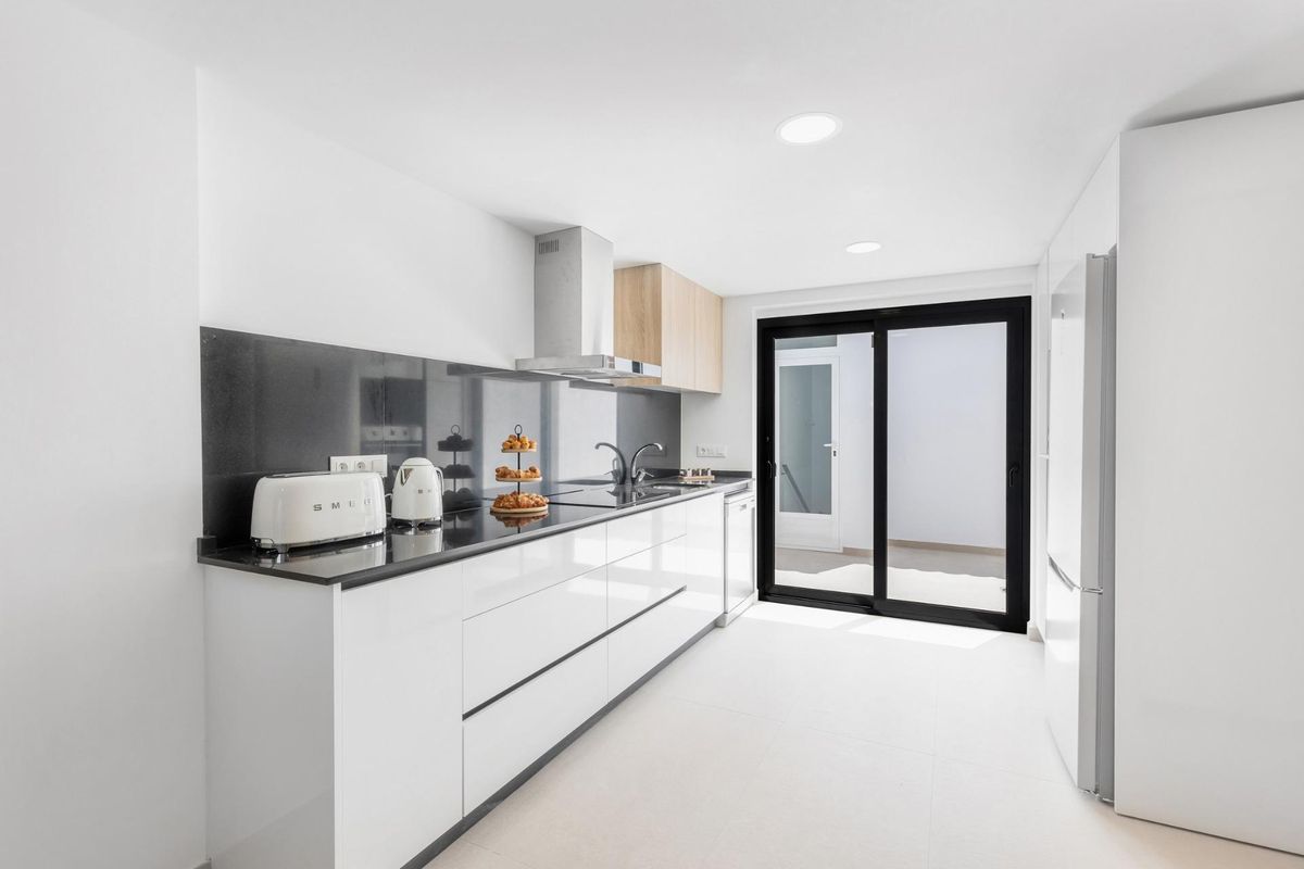 Moderne keuken in een 4-slaapkamer town house in Rafal, met een strak ontwerp en veel werkruimte.