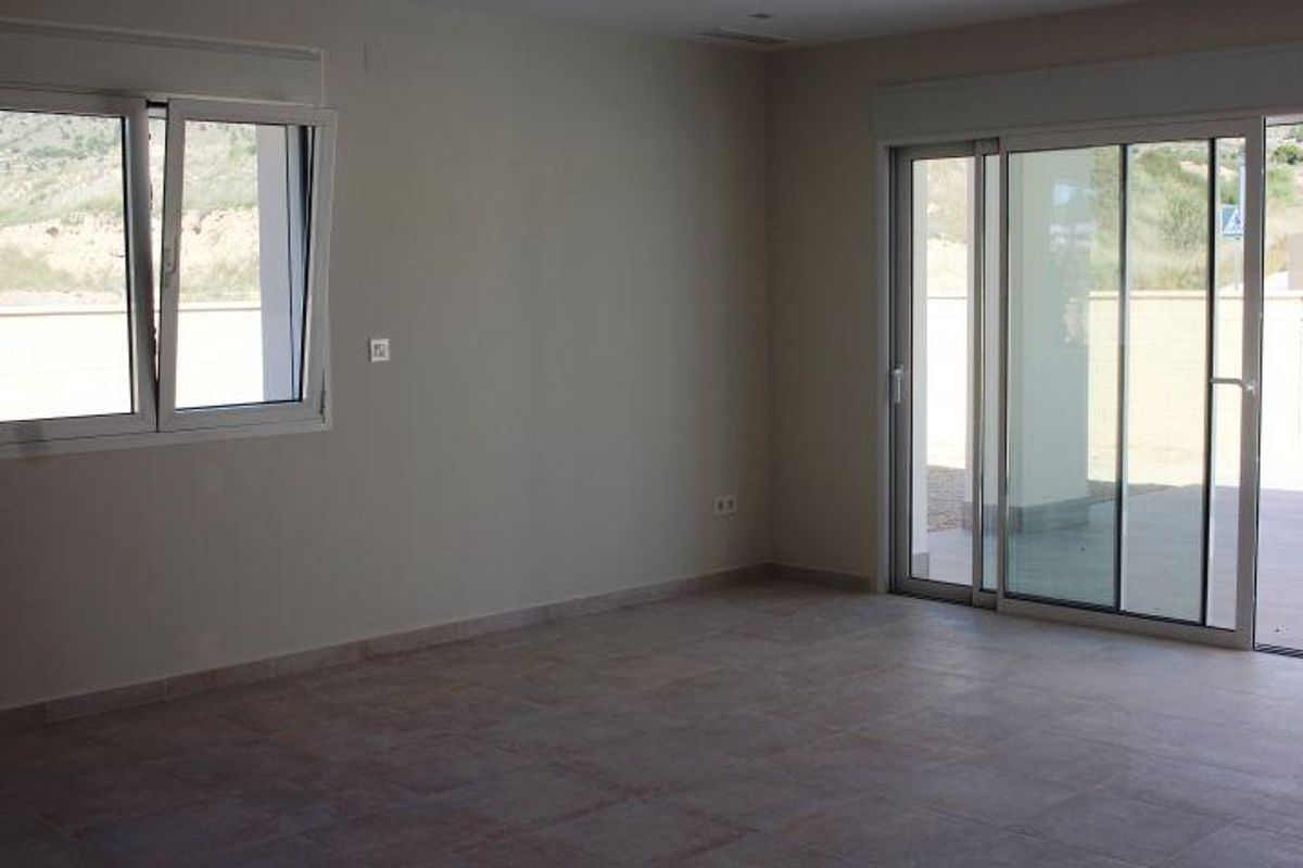 Ruime woonkamer in de villa, met natuurlijk licht en toegang tot het buiten-terras, La Romana.