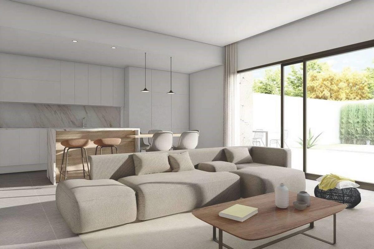 Stijlvolle woonkamer en keuken in een 3-slaapkamer villa, met grote ramen voor natuurlijk licht, in San Juan de los Terreros.