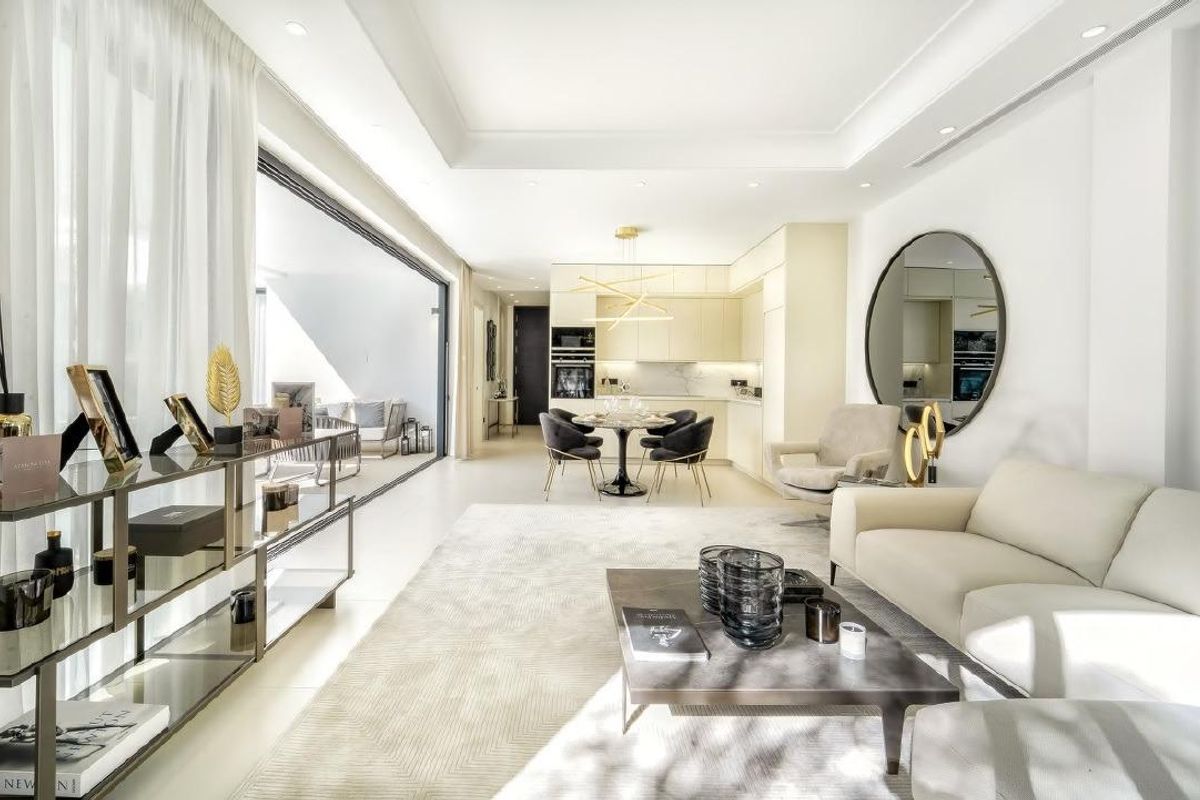 Ruime en minimalistische keuken met uitzicht op het zwembad in deze luxe villa in Marbella.