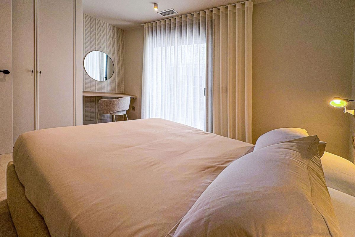 Charmante slaapkamer met een werkruimte, perfect voor ontspanning in de villa in Rojales.