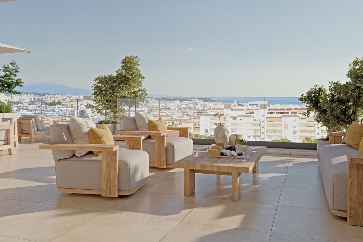 Terras zithoek met uitzicht op de stad en zee, perfect voor ontspanning in penthouse in Estepona.
