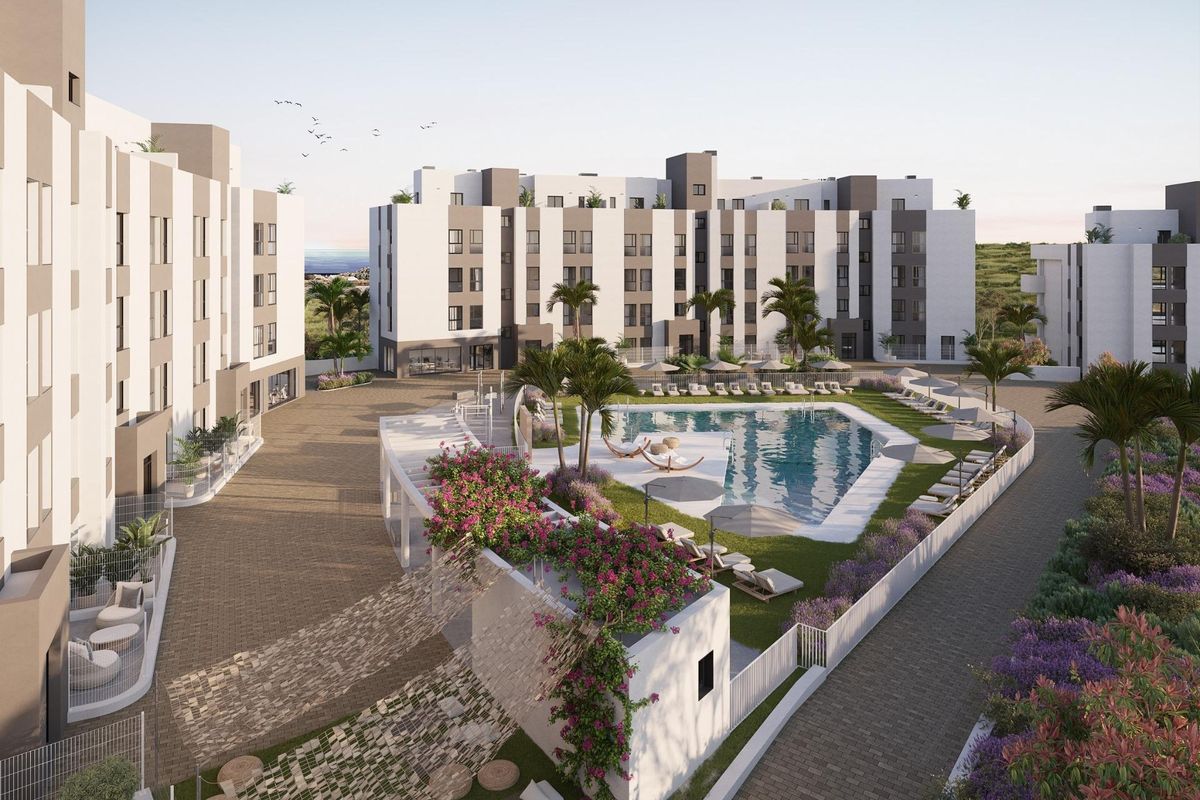 Ruimtelijk zwembadgebied omringd door een modern appartementcomplex in Mijas, Costa del Sol, met weelderige beplanting.