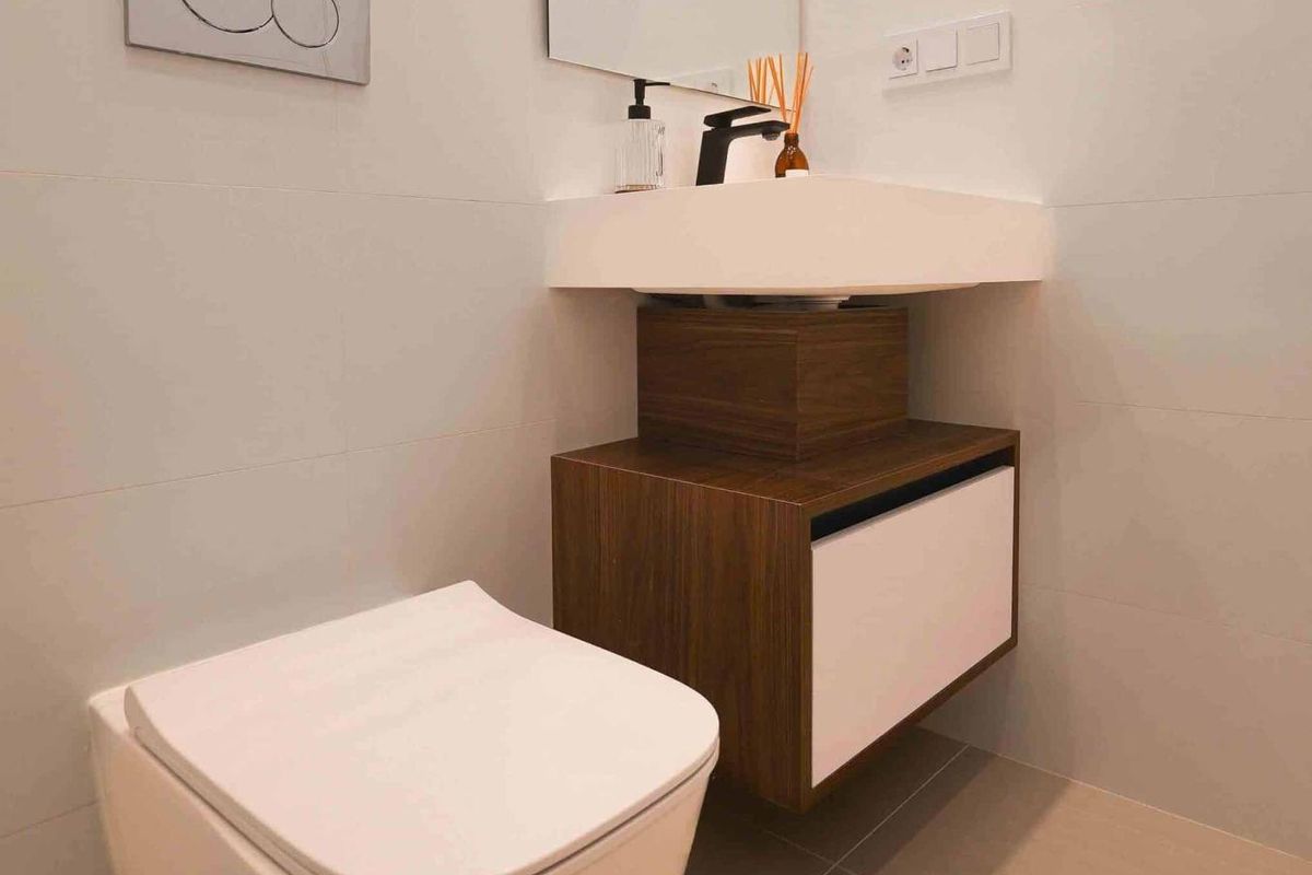 Modern badkamerontwerp met een toilet en stijlvolle opslag in een woning in Rojales, Costa Blanca Zuid, Spanje.
