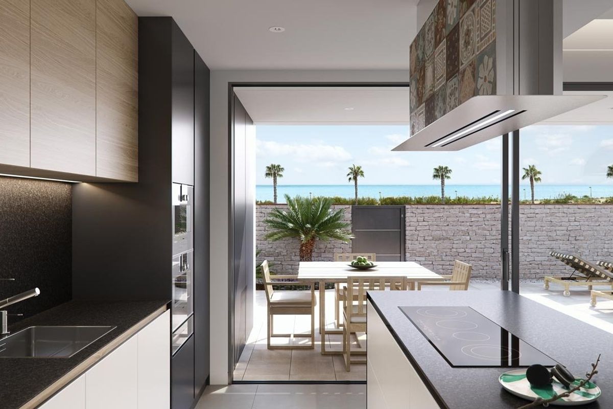 Moderne keuken met zeezicht en buiten eethoek in een 3-slaapkamer villa in Pilar de La Horadada, Costa Blanca.