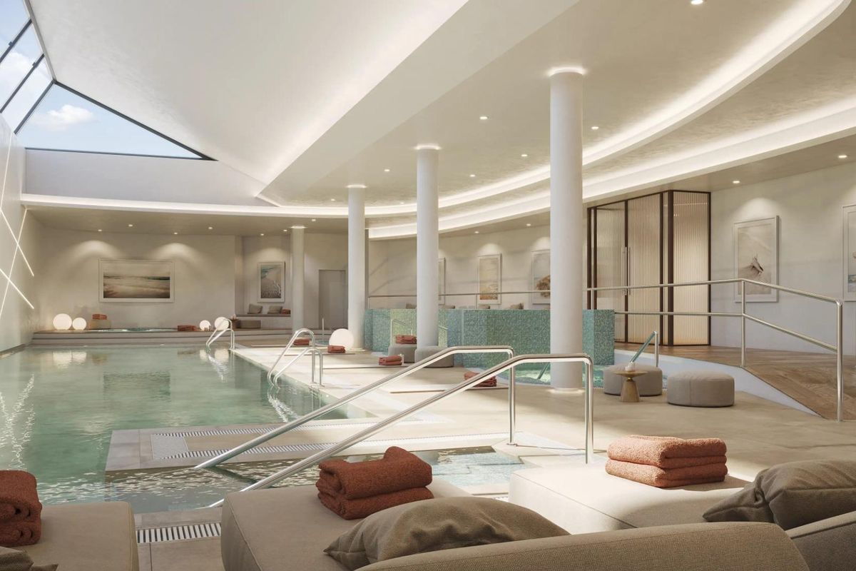 Serene indoor zwembadsetting met uitnodigende loungegebieden in Estepona, Costa del Sol.