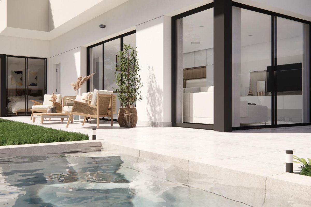 Ontspannen terras naast zwembad in een 3-slaapkamer villa in Los Montesinos, Costa Blanca, ideaal voor buitenleven.