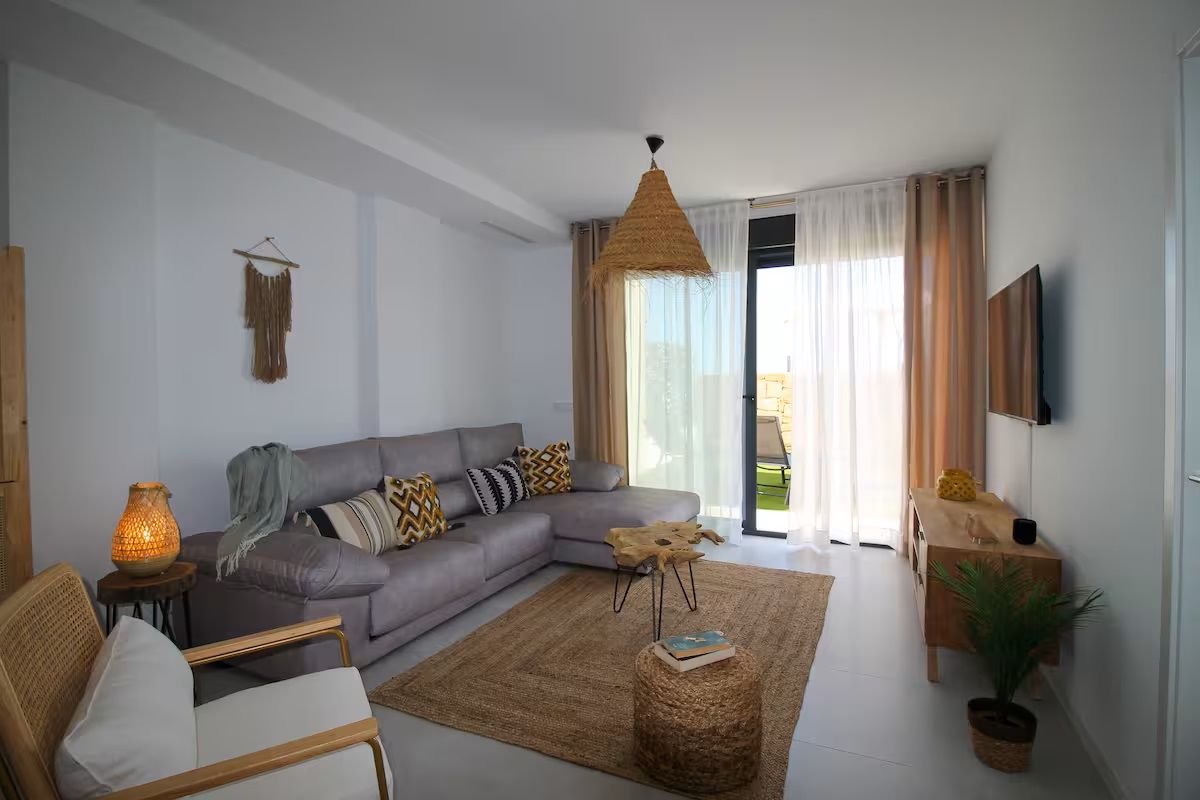 Gezellige woonkamer met natuurlijk licht en moderne decoratie in de duplex in Finestrat, Costa Blanca Noord.