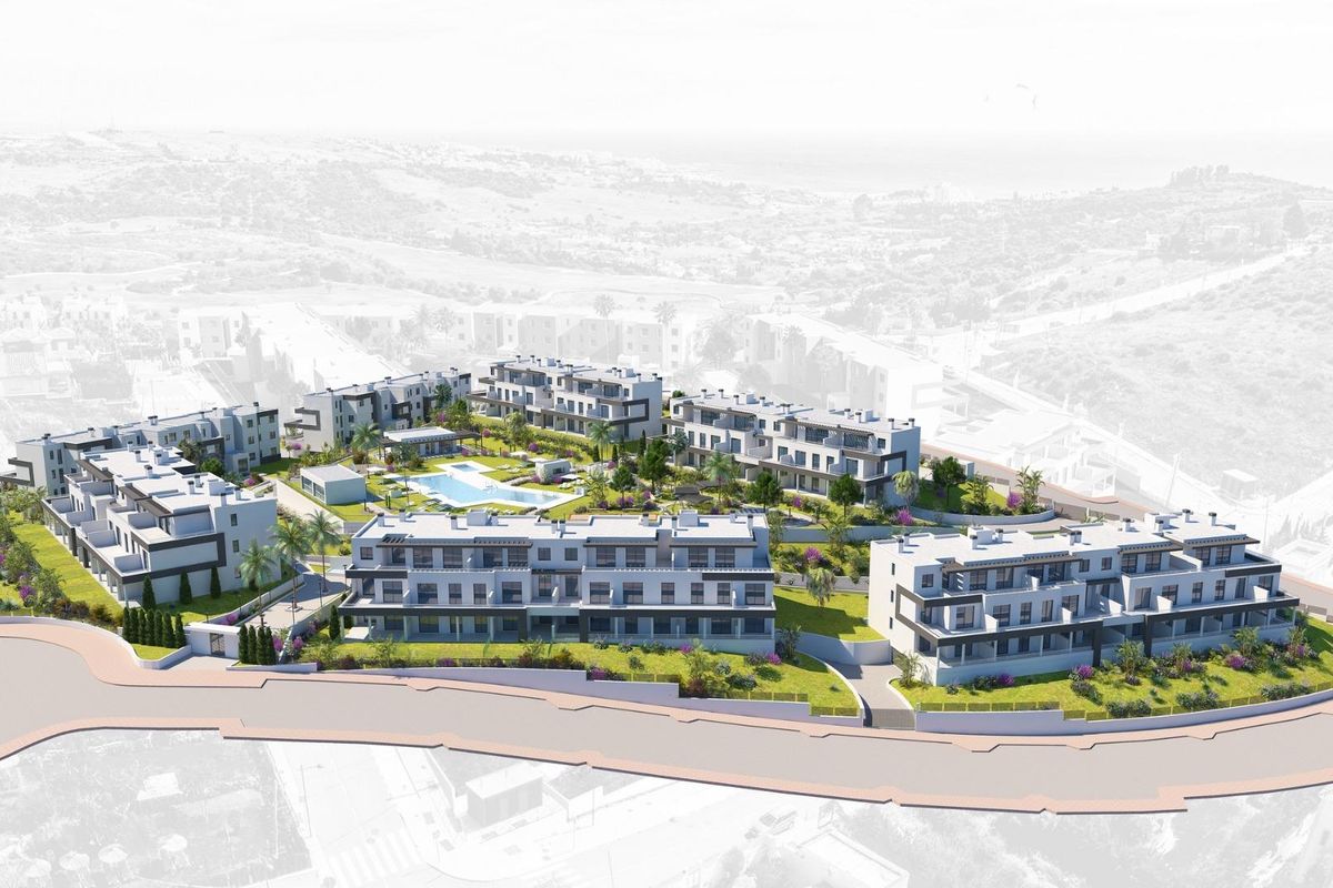 Uitgebreide luchtfoto van de residentiële ontwikkeling met tuinen en gebouwen in Estepona.