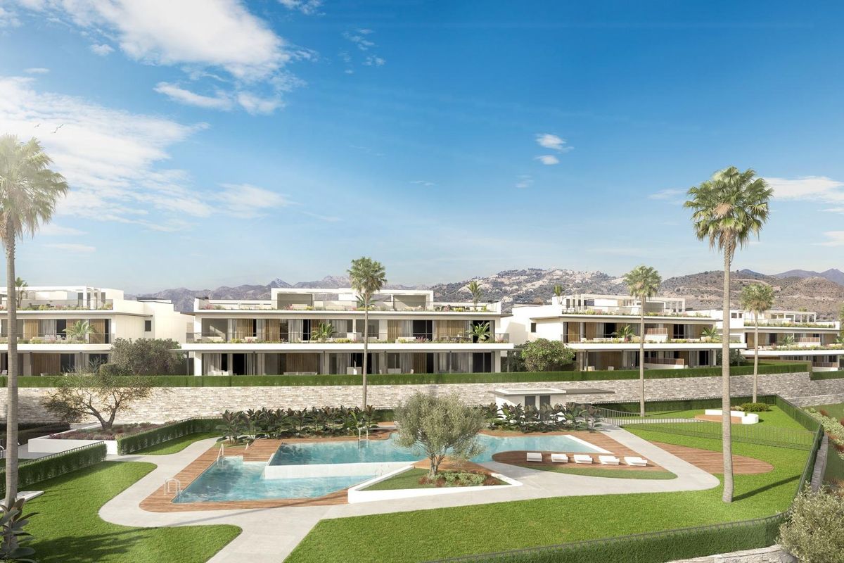 Zonnig exterieur van het bungalowcomplex in Marbella, met een zwembad omringd door palmbomen.
