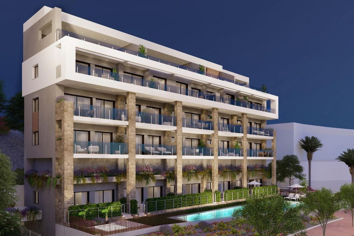 Buitenzicht op een modern appartementsgebouw in Villajoyosa met balkon en zwembad.