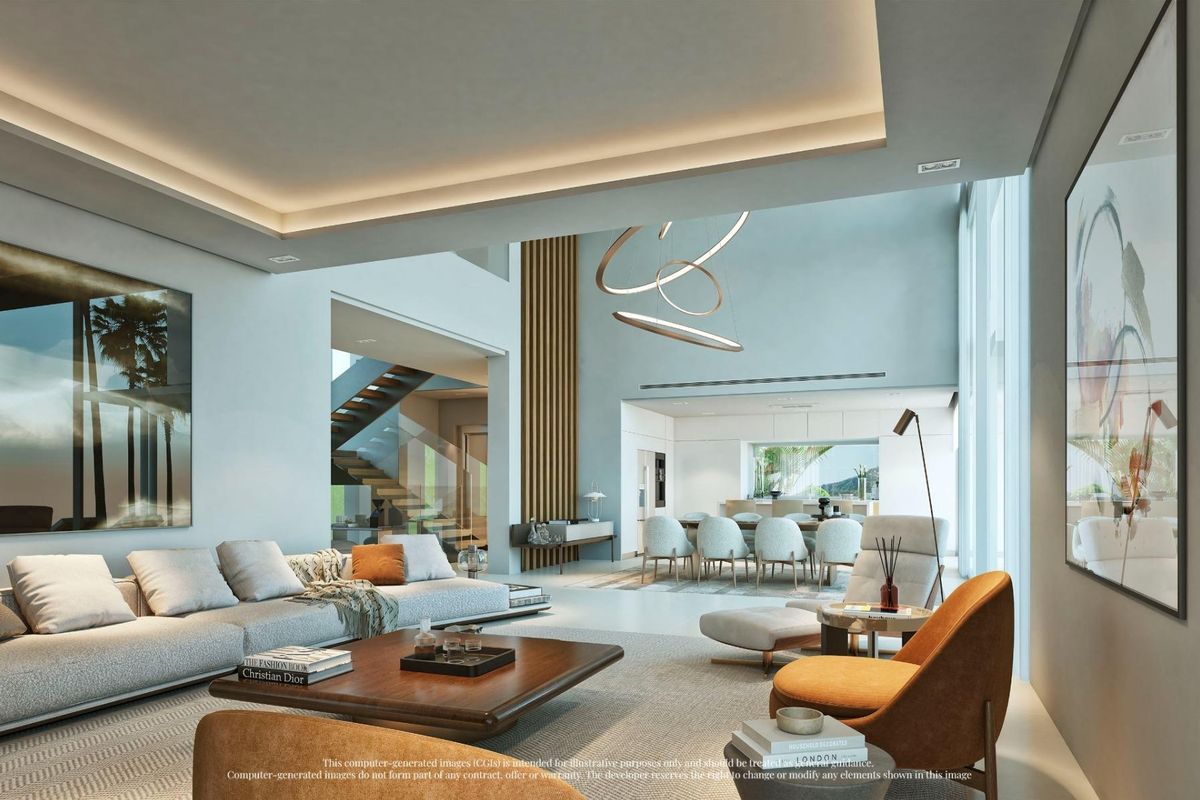 Gezellig woongebied met modern ontwerp en eetruimte in een villa in Ojen, Costa del Sol, Spanje.