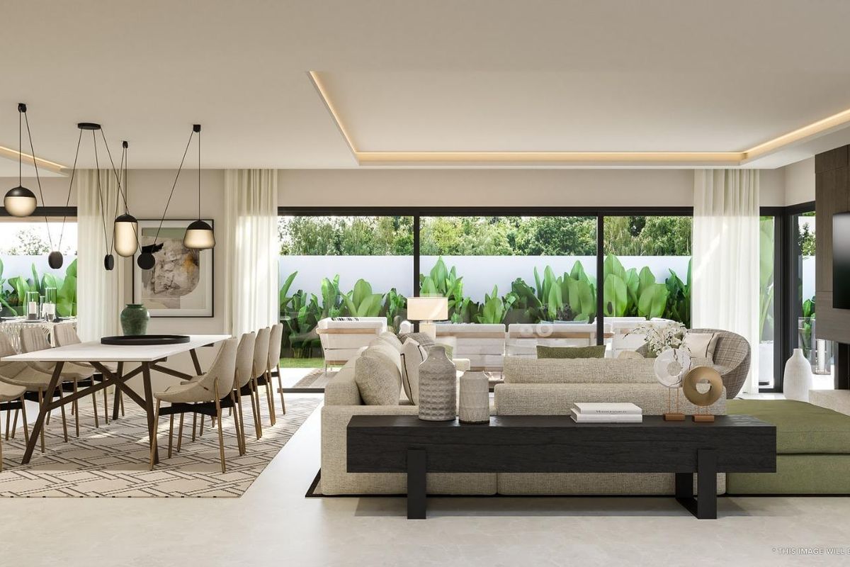 Ruime woonkamer met stijlvolle meubels, een eettafel en grote ramen in villa in Mijas.