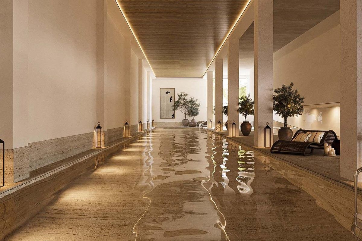 Luxueus binnenzwembad met een serene sfeer, met planten en elegante verlichting, gelegen in Mojacar.