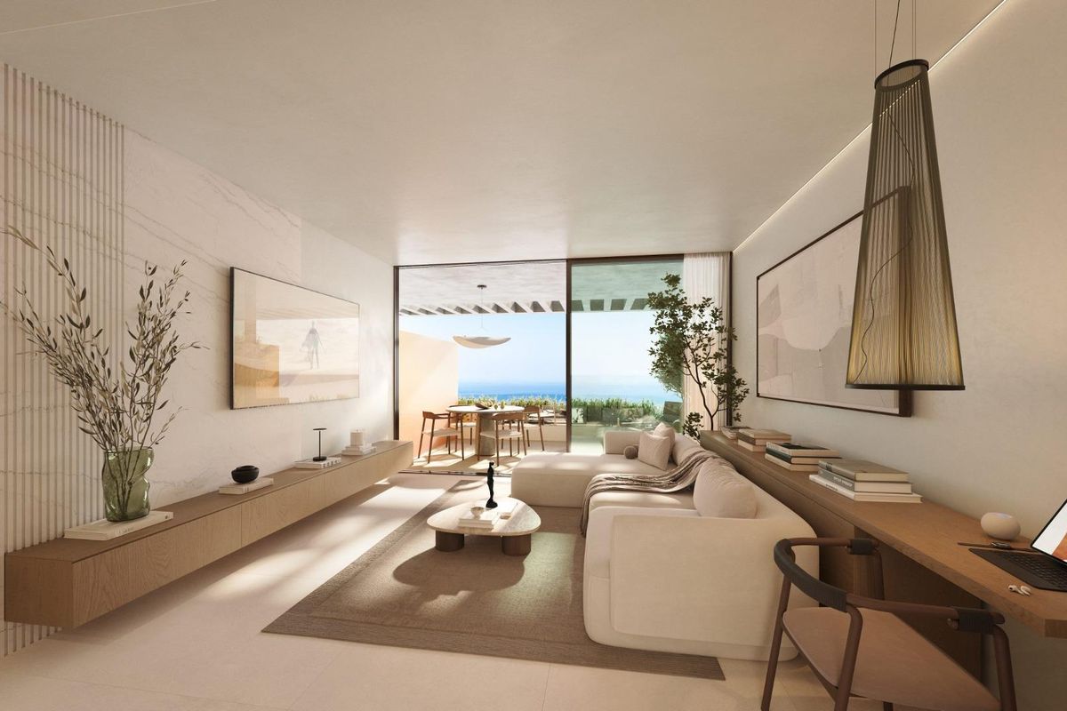 Elegante leefruimte in een appartement in Fuengirola, met eigentijdse decoratie en uitzicht op het terras.