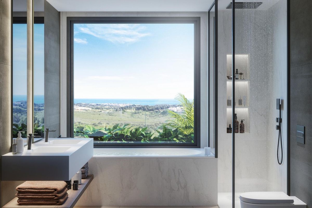 Modern badkamer in een luxe villa met 4 slaapkamers in Mijas, Costa del Sol, met een prachtig uitzicht door grote ramen.