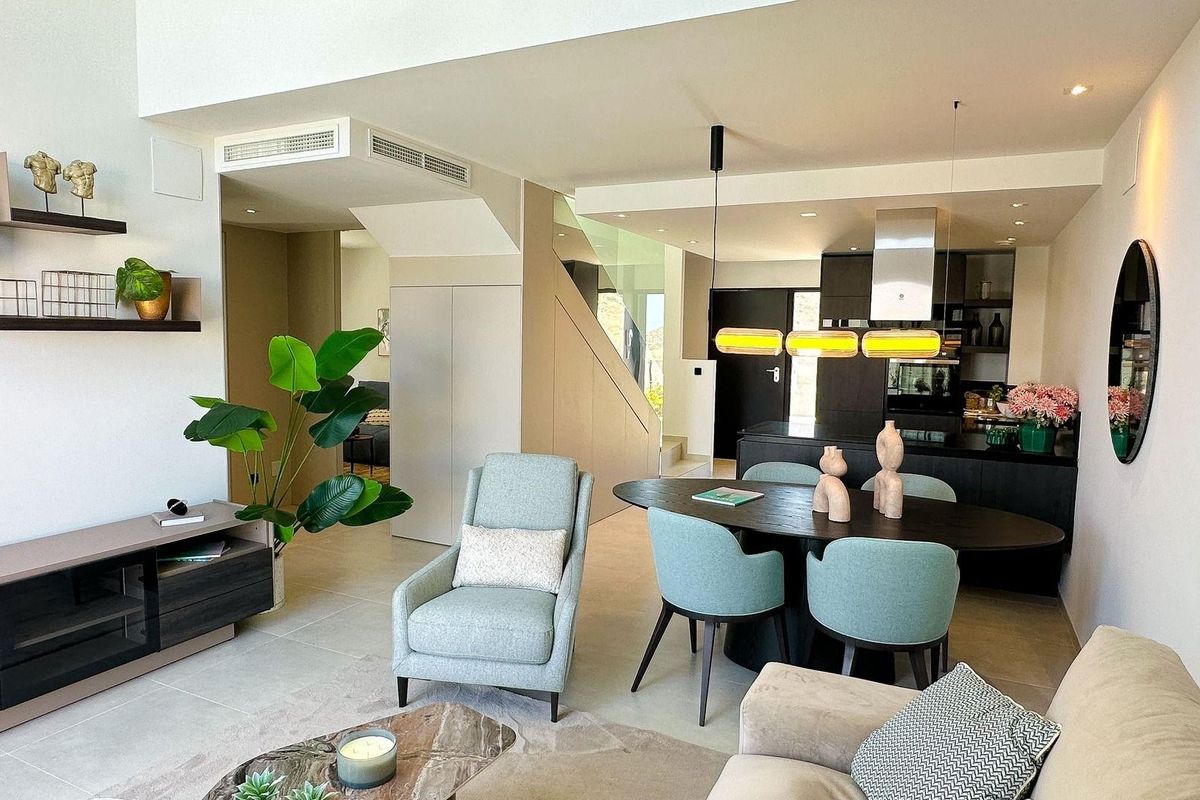 Stijlvolle eetruimte in een townhouse in Algorfa, met elegante meubels en een gezellige sfeer.