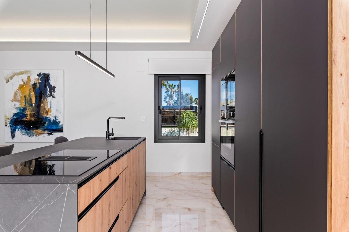 Moderne keuken met eiland en uitzicht op de tuin in een 3-slaapkamer villa in Algorfa, Costa Blanca Zuid.