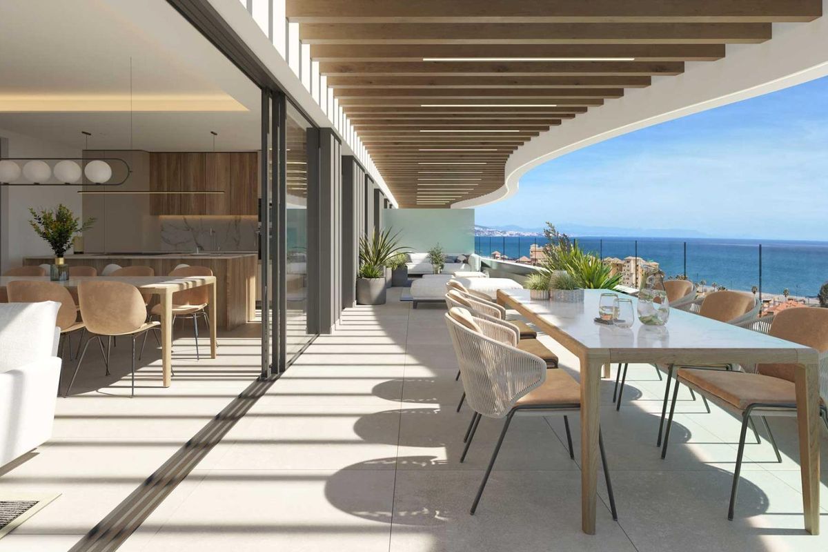 Ruime terras met eetruimte en zeezicht in een modern 2-slaapkamer appartement in Mijas, Costa del Sol.