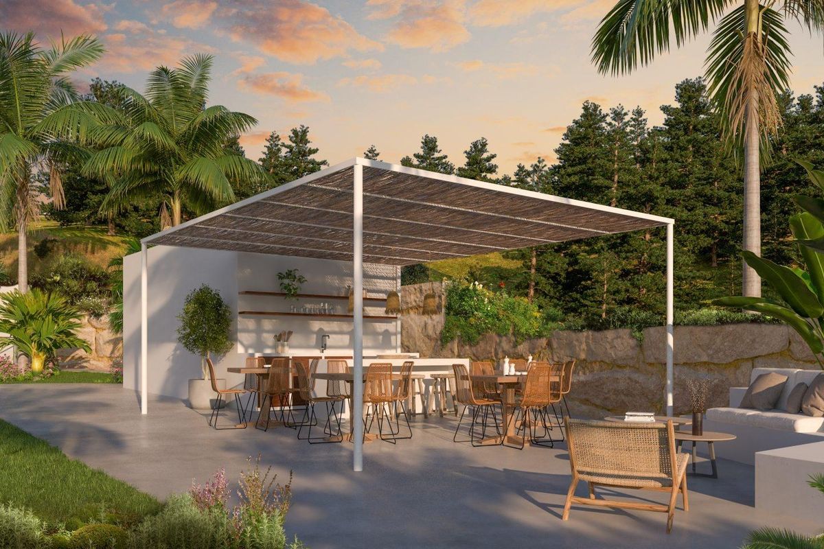 Schattige buiten lounge ruimte met eetopstelling te midden van weelderig groen in Mijas.