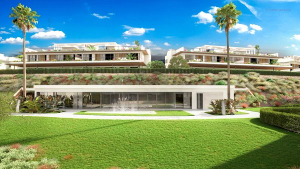 Buitengezicht van een moderne 3-slaapkamer bungalow in Marbella met weelderige tuinen en palmbomen onder een blauwe lucht.