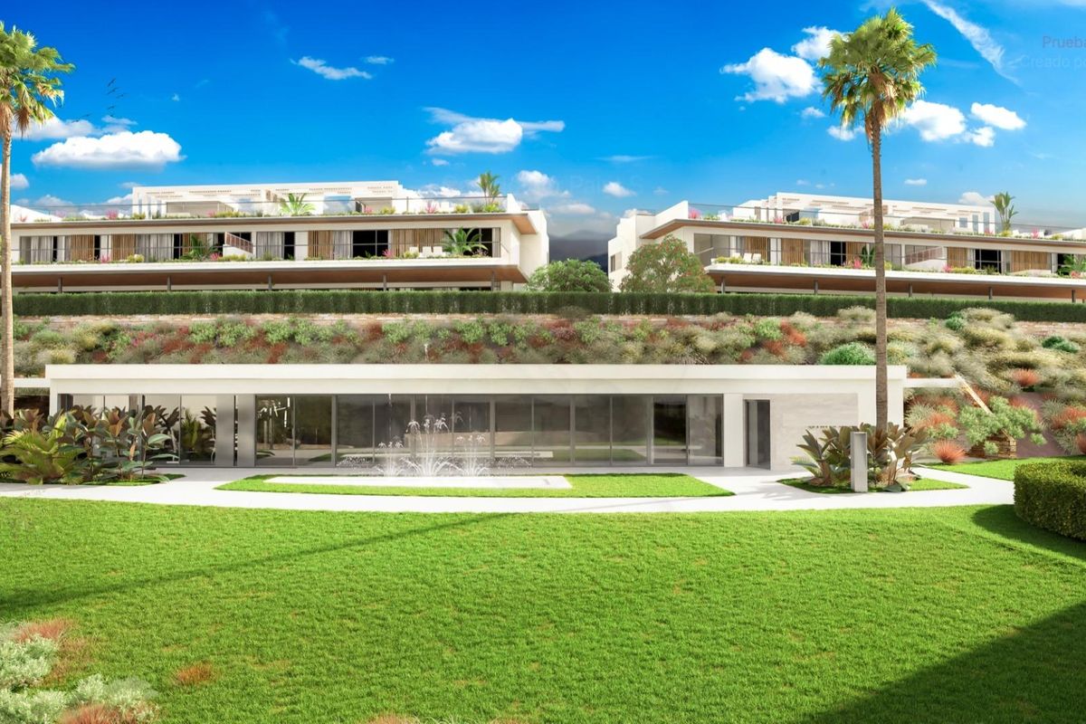 Buitengezicht van een moderne 3-slaapkamer bungalow in Marbella met weelderige tuinen en palmbomen onder een blauwe lucht.