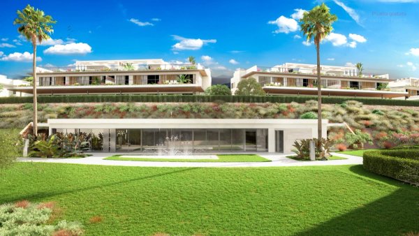 Buitengezicht van een moderne 3-slaapkamer bungalow in Marbella met weelderige tuinen en palmbomen onder een blauwe lucht.