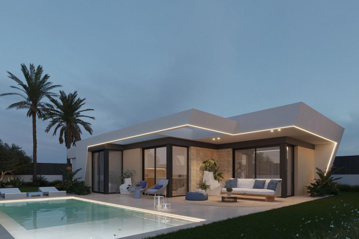 Exterieur van een moderne villa in de schemering in Molina De Segura, Spanje. Zitplaatsen bij het zwembad, verlicht zwembad en architectuur.