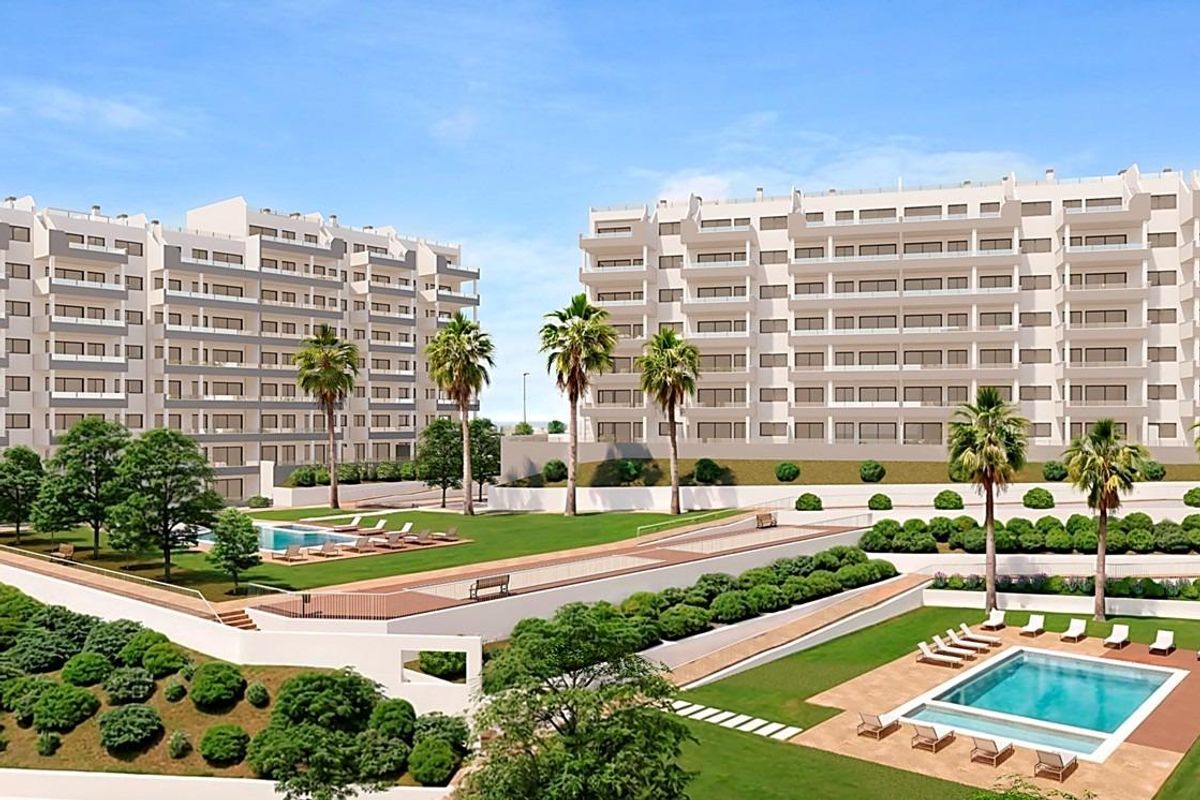 Buitenkant van het moderne penthousecomplex met zwembaden en tuinen in San Miguel de Salinas, Costa Blanca Zuid.
