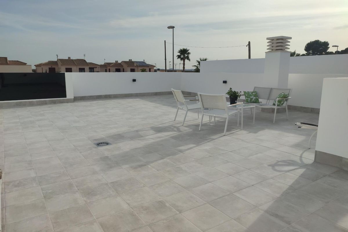 Ruim dakterras met zitplaatsen bij een 3-slaapkamer townhouse in Torre Pacheco, Costa Calida, Spanje.